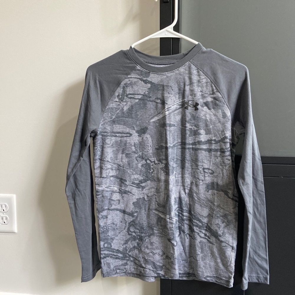 Under Armour Long sleeve Boys Youth Large Gray Camo NWT!